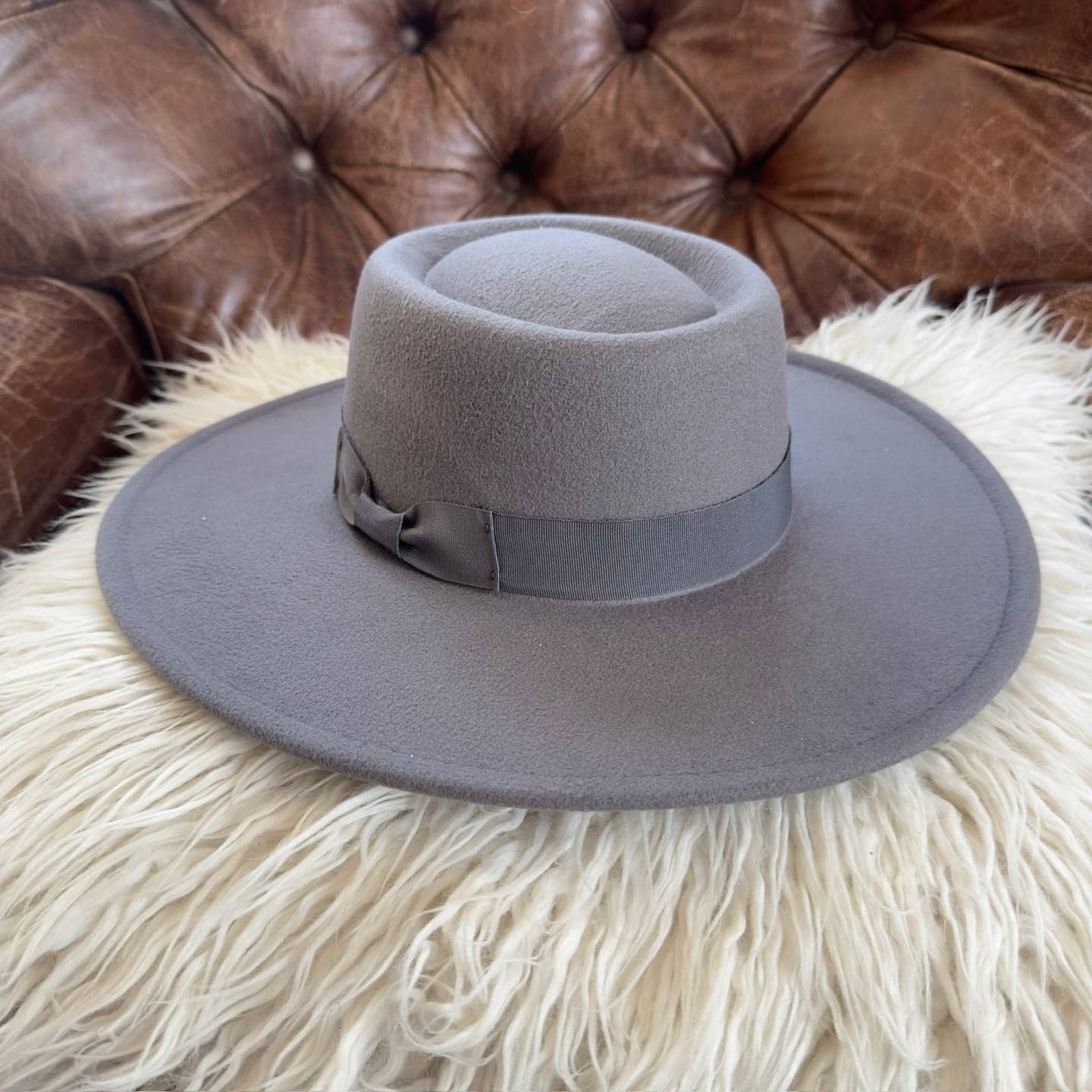 Bella Betty - Best seller !! Structured boater with wide brim Grosgrain: IVORY / ONE SIZE
