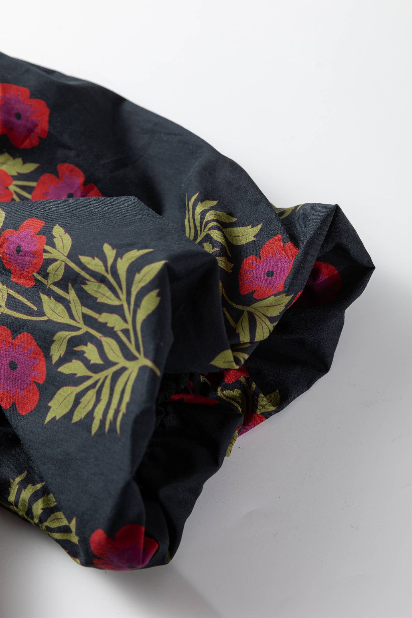 66DISCO - Floral Short Bubble Sleeve Contrast Plus Size Top (S-4X): Black / 3X