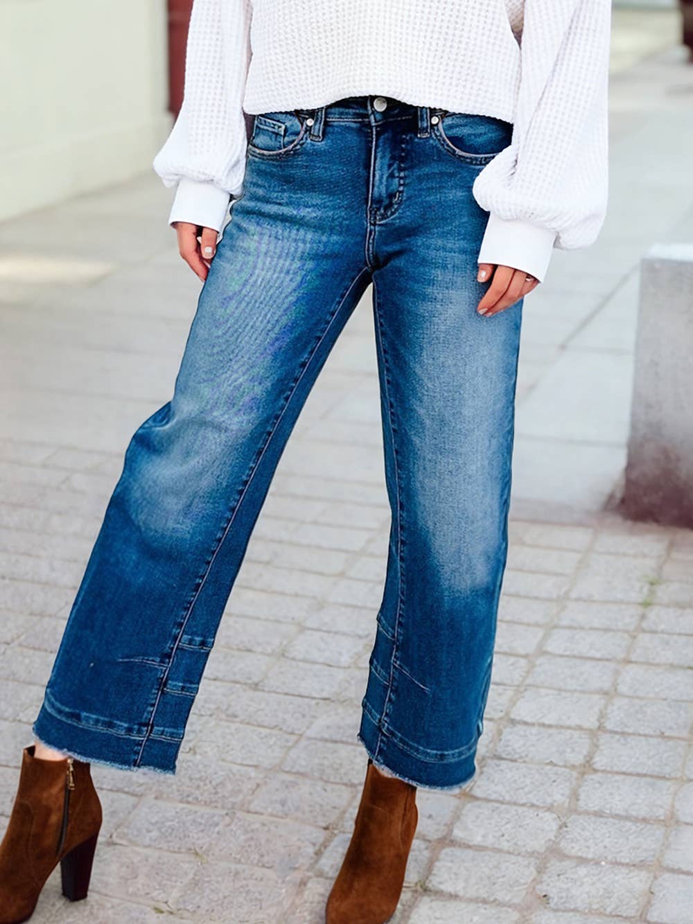 1 the Woman - Solid Chic Seam Detail Raw Hem Barrel Jeans: Sky Blue / 6
