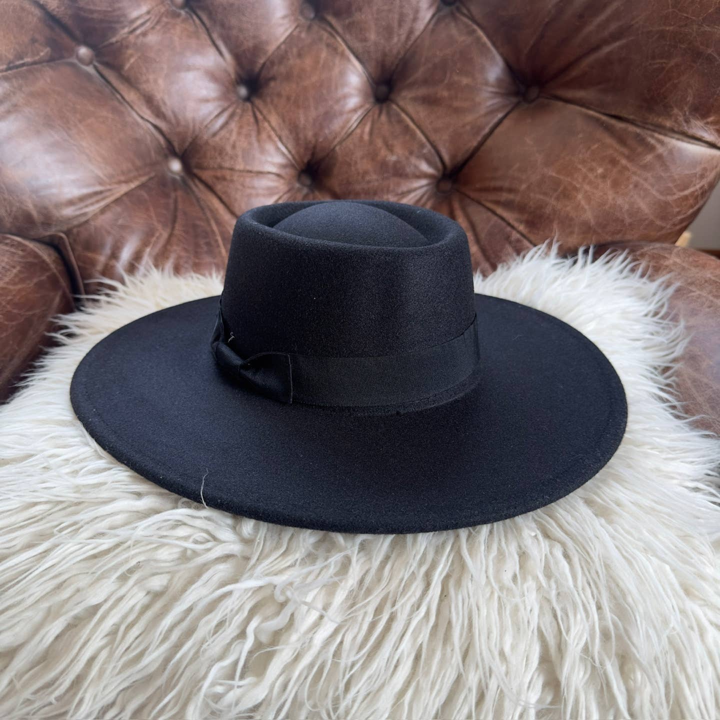 Bella Betty - Best seller !! Structured boater with wide brim  Grosgrain: IVORY / ONE SIZE