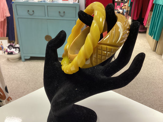 DJ CREATIVE CARVED ACRYLIC BANGLES