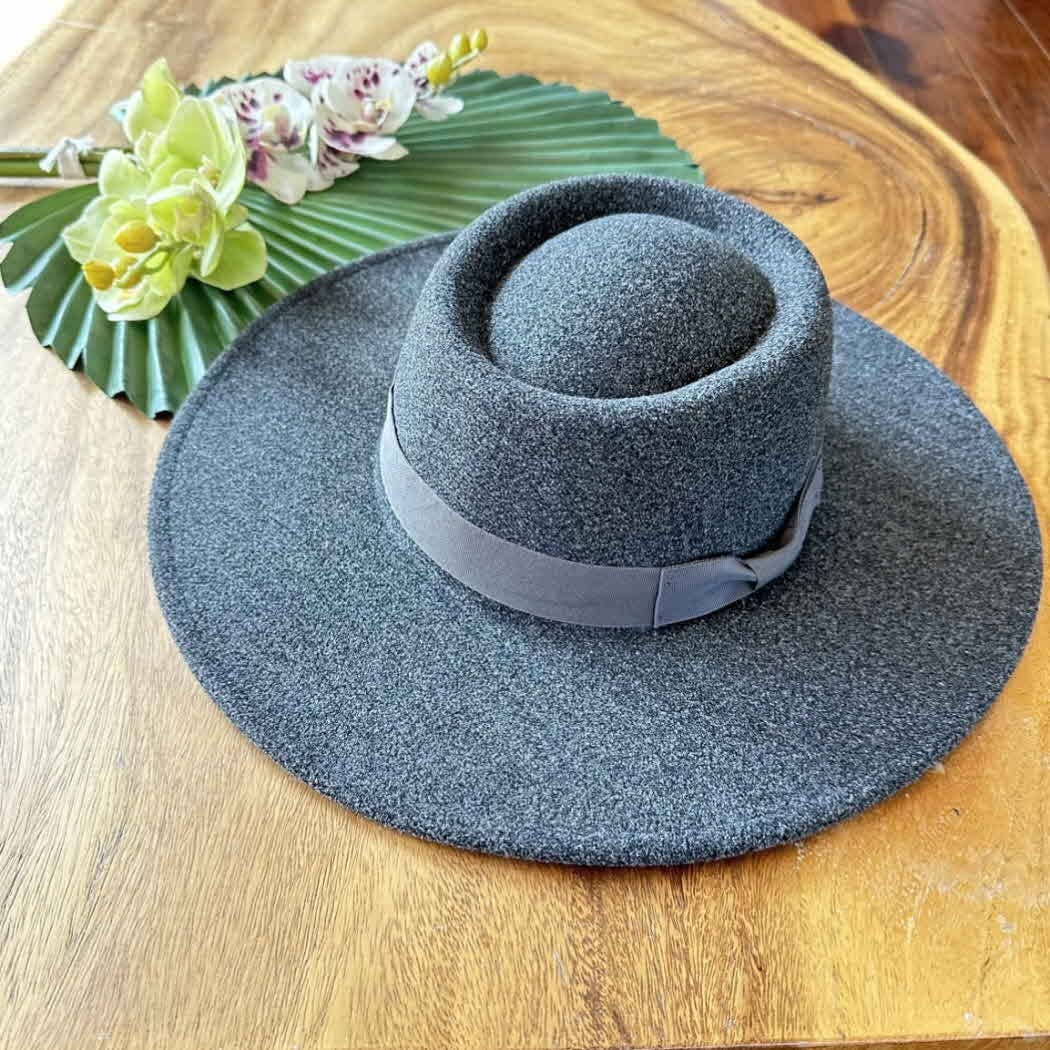 Bella Betty - Best seller !! Structured boater with wide brim  Grosgrain: BLACK / ONE SIZE